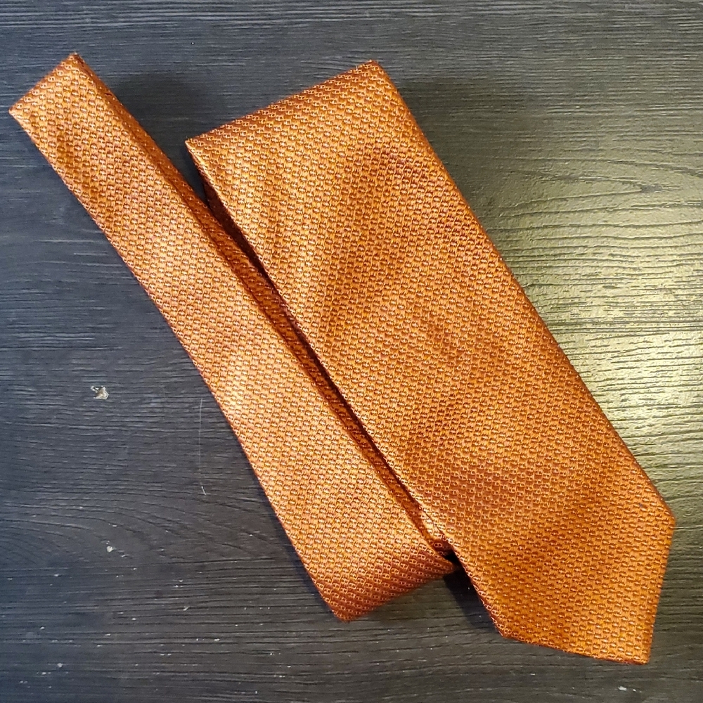 Brooks Brothers Orange Tie with Geometric Pattern and Silk Fabric